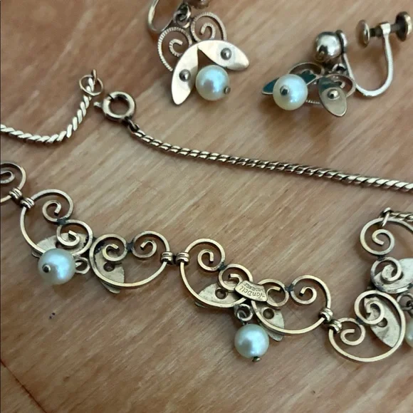 Elegant Vintage Gold Filled Van Dell Jewelry Set screw back earrings and necklac - Picture 4 of 4